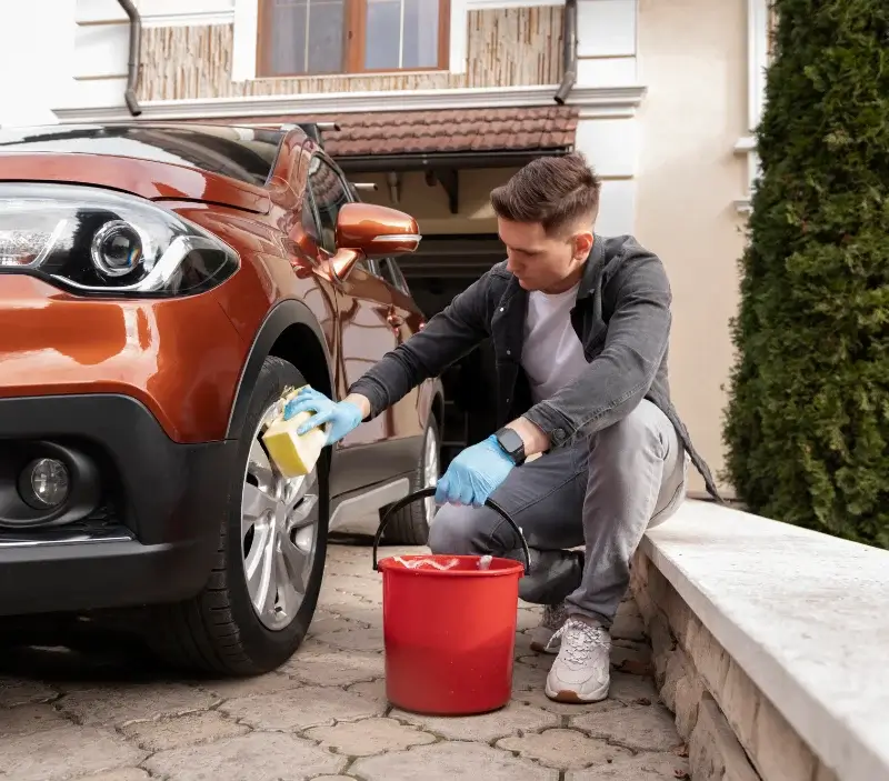 Lavage auto à domicile Aire-sur-la-Lys : professionnel intervenant sur un véhicule